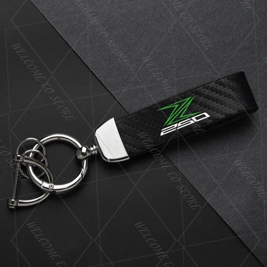 PORTACHIAVI MOTO Z250 IN LEGA + PELLE COLOR CARBONIO KEYCHAIN Z 250 Kawasaki